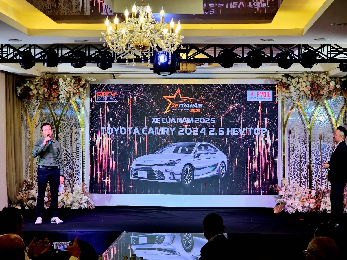 Toyota Camry 2.5 HEV TOP dành danh hiệu Xe của năm 2025