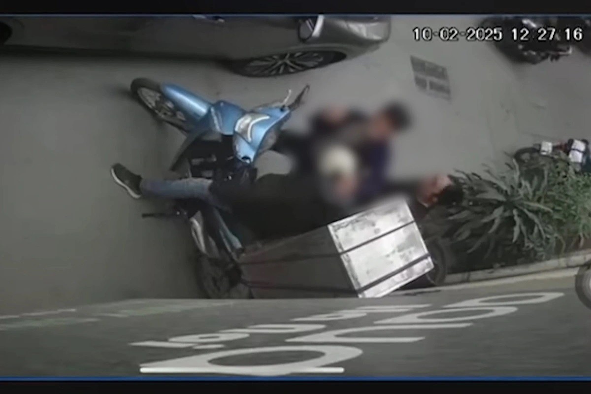 Tài xế Lexus hành hung shipper gây phẫn nộ cộng đồng