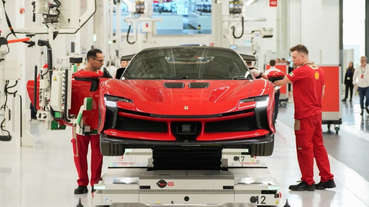 CEO Ferrari tự tin đối phó thuế quan Mỹ, chuẩn bị ra mắt siêu xe điện