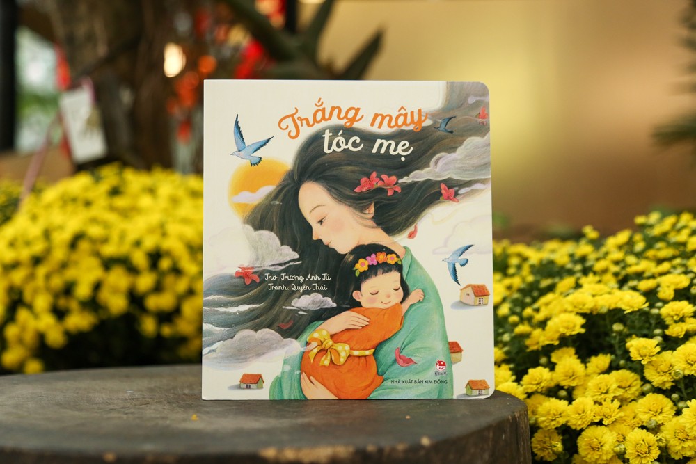 NXB Kim Đồng ra mắt tập thơ ‘Trắng mây tóc mẹ’
