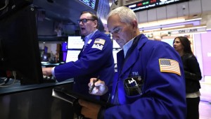 Phố Wall biến động: Dow Jones 