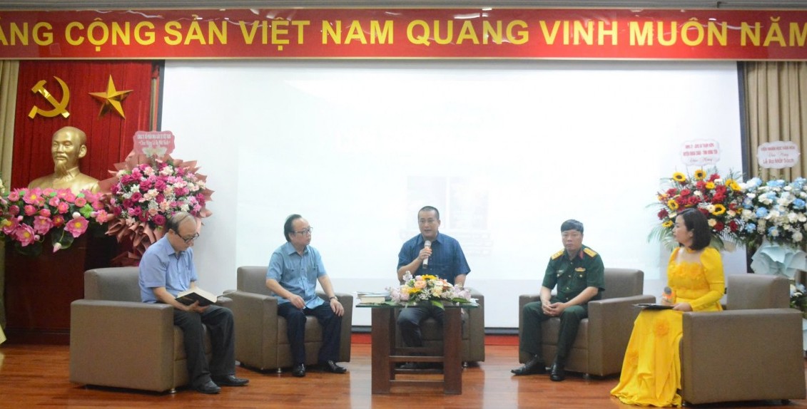 Ra mắt sách 