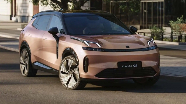 Lynk & Co 08 đua giá với Hyundai Palisade
