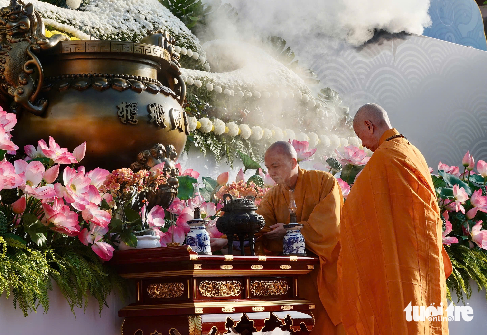 Đại lễ Phật đản: Đoàn kết, hòa ái, tích cực kiến tạo thế giới hòa bình - Ảnh 1.