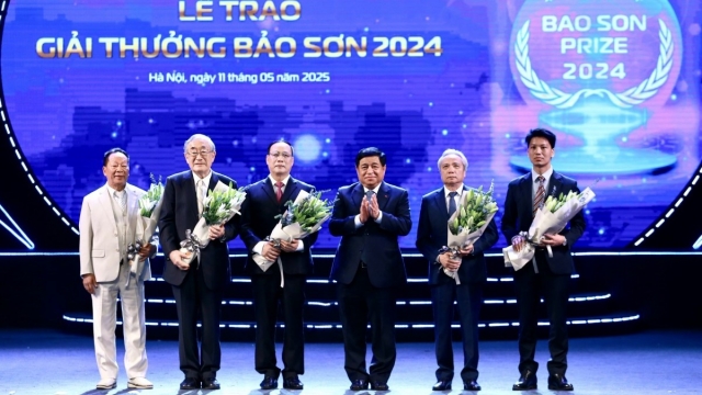 Phó Thủ tướng Nguyễn Chí Dũng trao Giải thưởng Bảo Sơn 2024 cho 4 công trình khoa học xuất sắc
