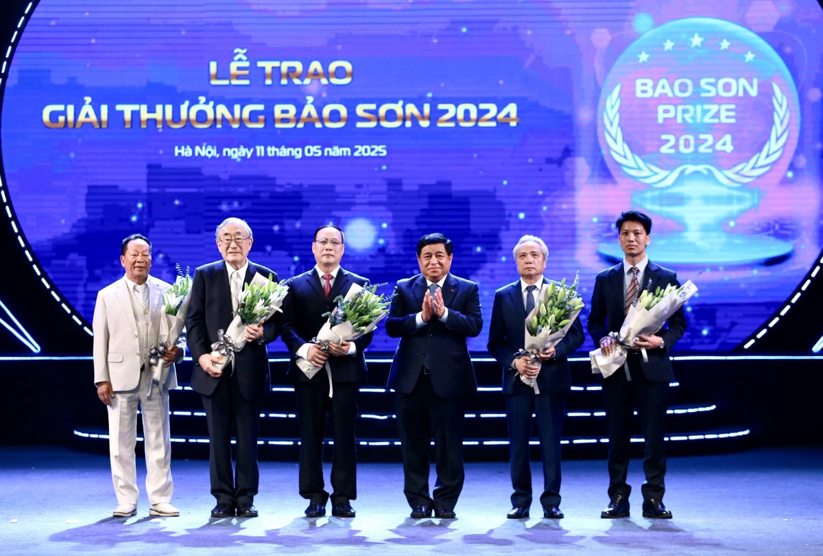 Phó Thủ tướng Nguyễn Chí Dũng trao Giải thưởng Bảo Sơn 2024 cho 4 công trình khoa học xuất sắc