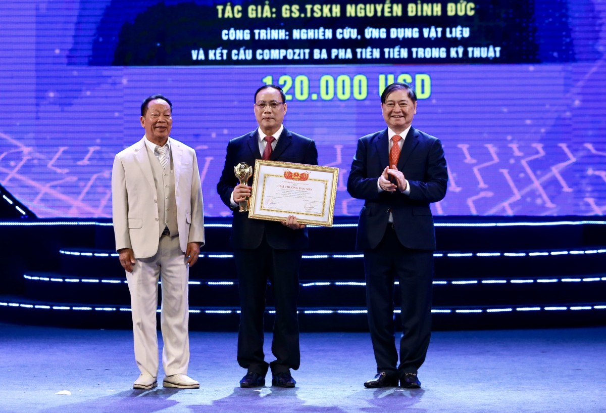 Phó Thủ tướng Nguyễn Chí Dũng trao Giải thưởng Bảo Sơn 2024 cho 4 công trình khoa học xuất sắc