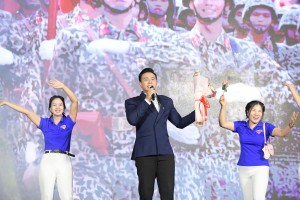 Ca sĩ Đông Hùng và các nghệ sĩ trẻ tiếp lửa thanh niên công nhân