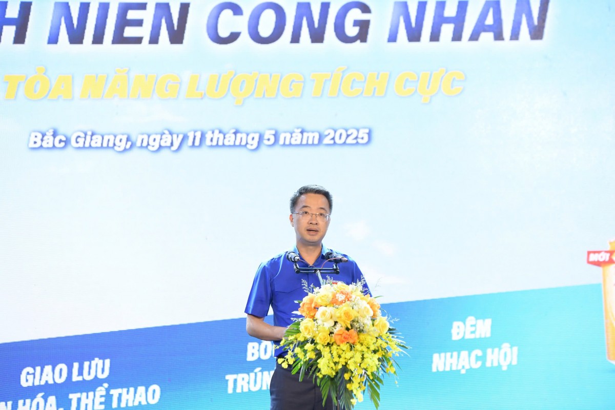 Ca sĩ Đông Hùng và các nghệ sĩ trẻ tiếp lửa thanh niên công nhân