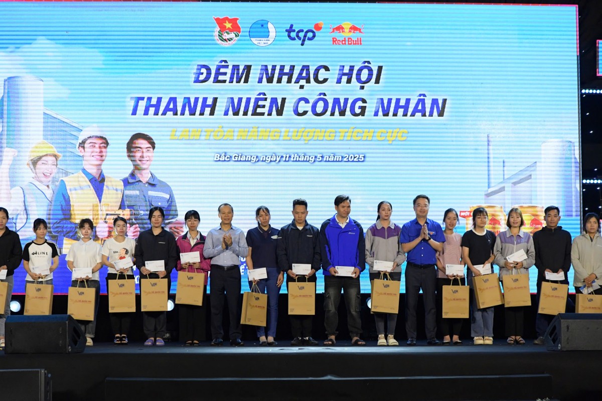 Ca sĩ Đông Hùng và các nghệ sĩ trẻ tiếp lửa thanh niên công nhân