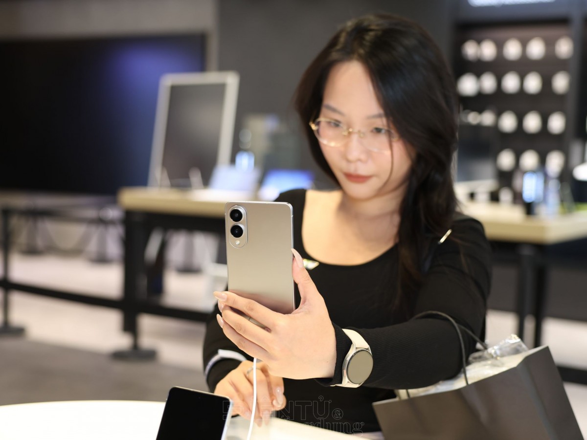 Trên tay Galaxy S25 Edge