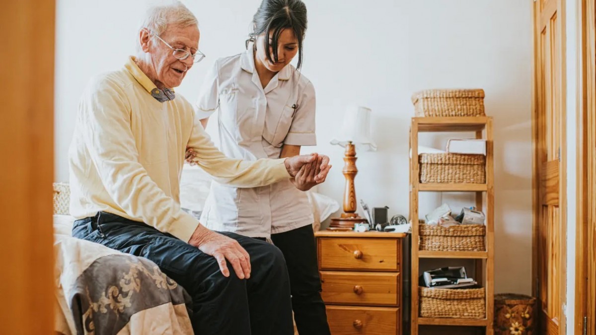 Các ngành truyền thống phụ thuộc vào lao động nhập cư, chẳng hạn như y tế và chăm sóc xã hội, cảnh báo rằng những thay đổi về quy định sẽ làm trầm trọng thêm tình trạng thiếu hụt lao động vốn đã tồn tại trên thị trường lao động.