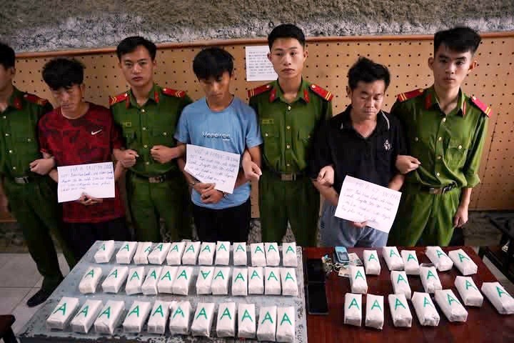 Điện Biên: Bắt giữ ba đối tượng vận chuyển 17 bánh ma túy tổng hợp