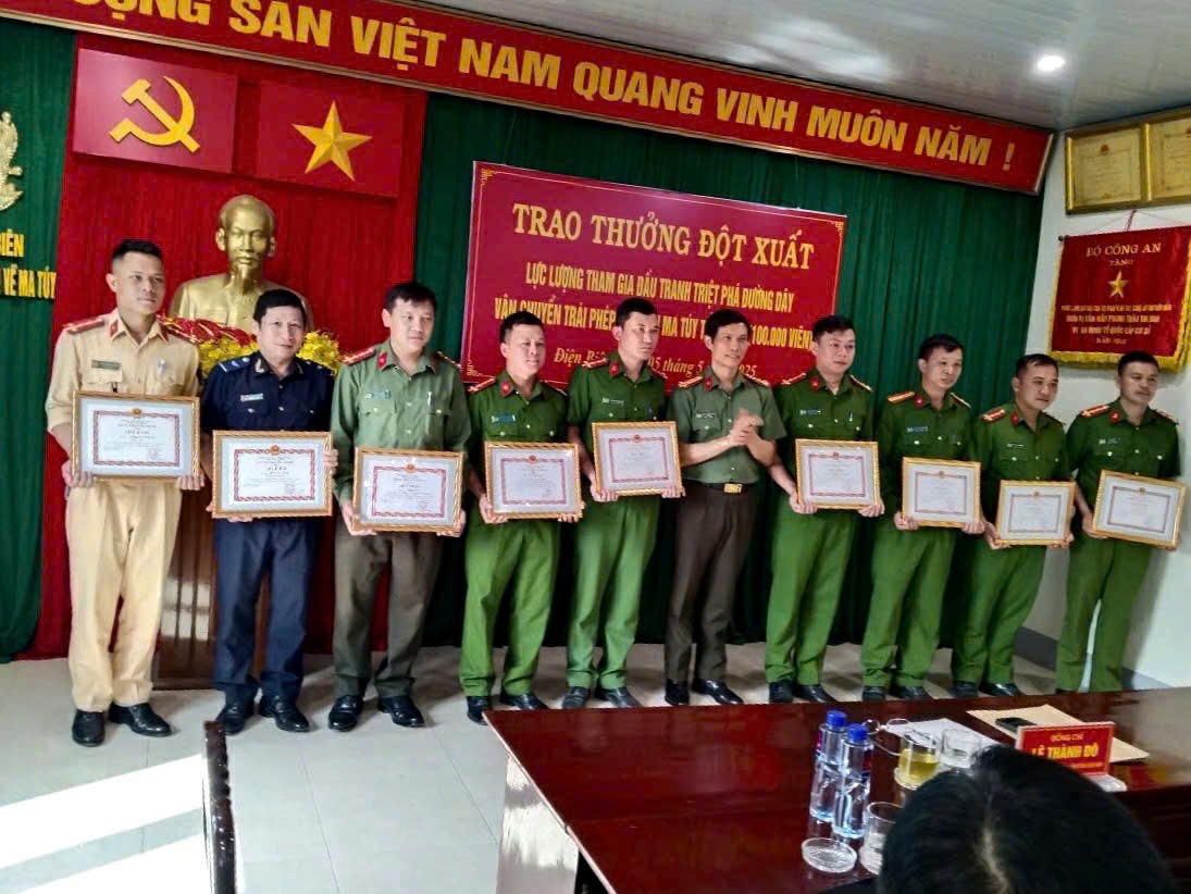 Điện Biên: Bắt giữ ba đối tượng vận chuyển 17 bánh ma túy tổng hợp
