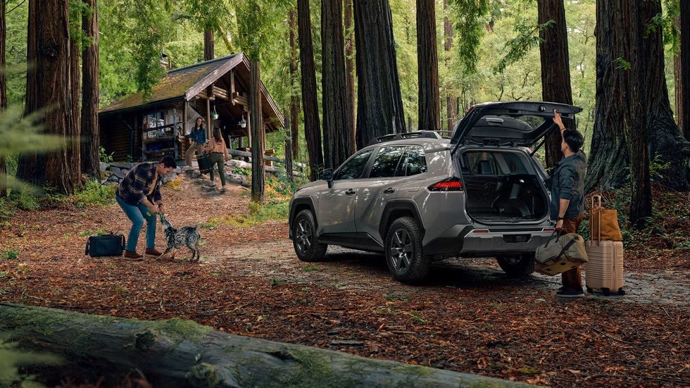 Toyota RAV4 2026 chính thức khai tử động cơ xăng: Quyết định táo bạo hay bước đi tất yếu?