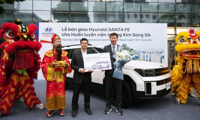 Hyundai Thành Công tặng xe Santa Fe cao cấp cho HLV Kim Sang-sik