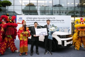 Hyundai Thành Công tặng xe Santa Fe cao cấp cho HLV Kim Sang-sik