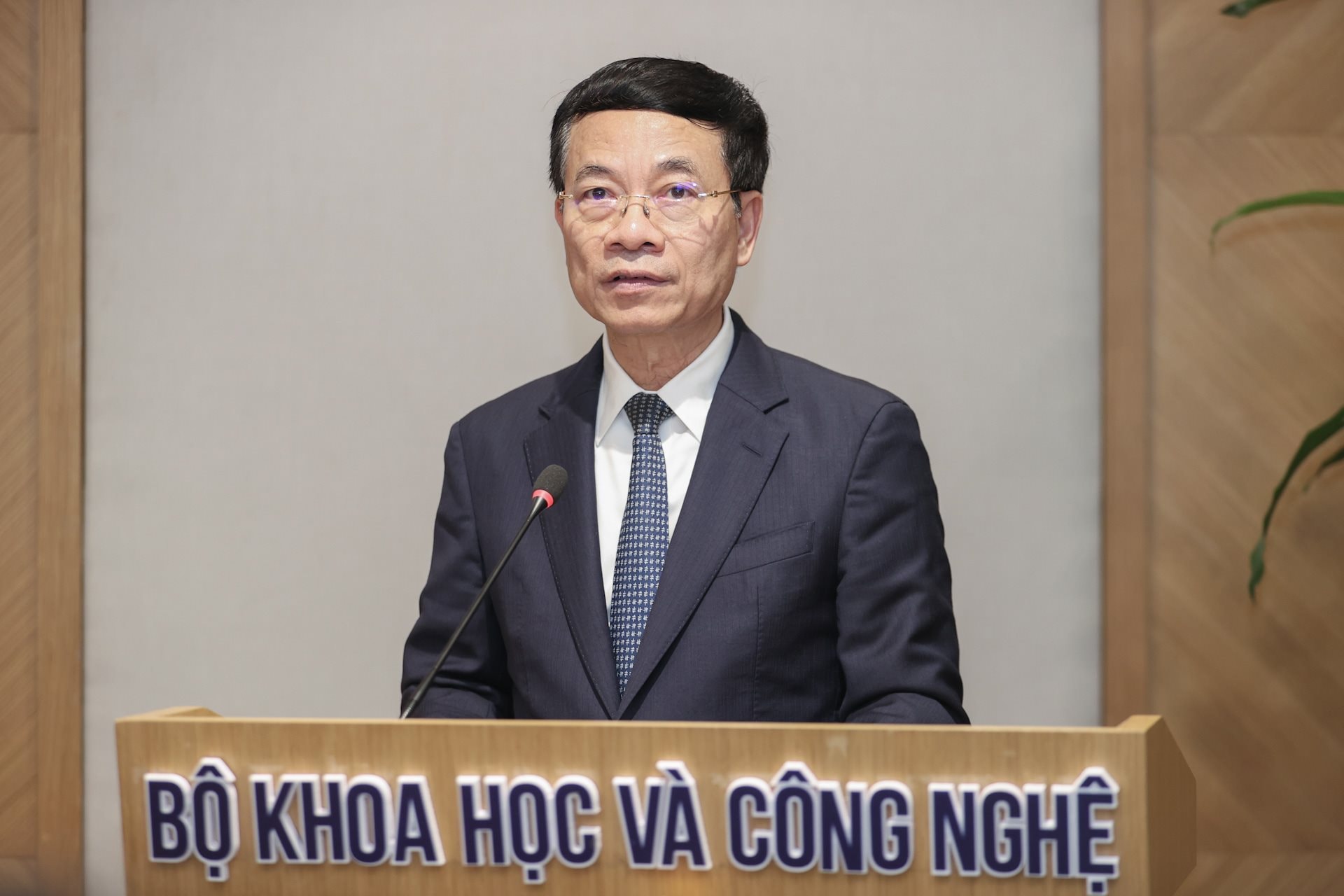 bt-nguyen-manh-hung.jpg
