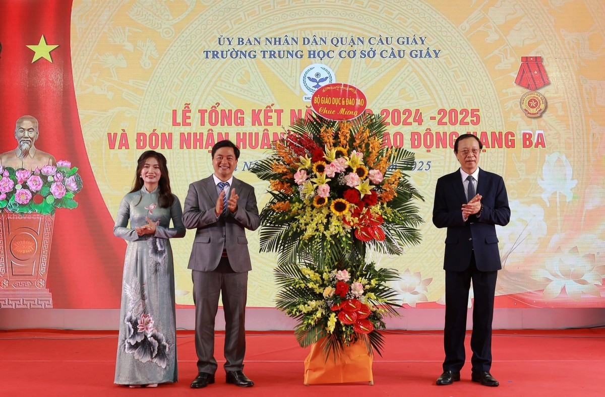 Trường THCS Cầu Giấy đón nhận Huân chương Lao động hạng Ba, khẳng định vị thế tiên phong giáo dục Thủ đô