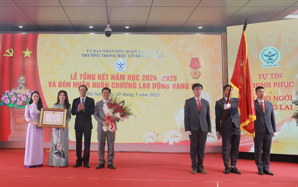 Trường THCS Cầu Giấy đón nhận Huân chương Lao động hạng Ba, khẳng định vị thế tiên phong giáo dục Thủ đô