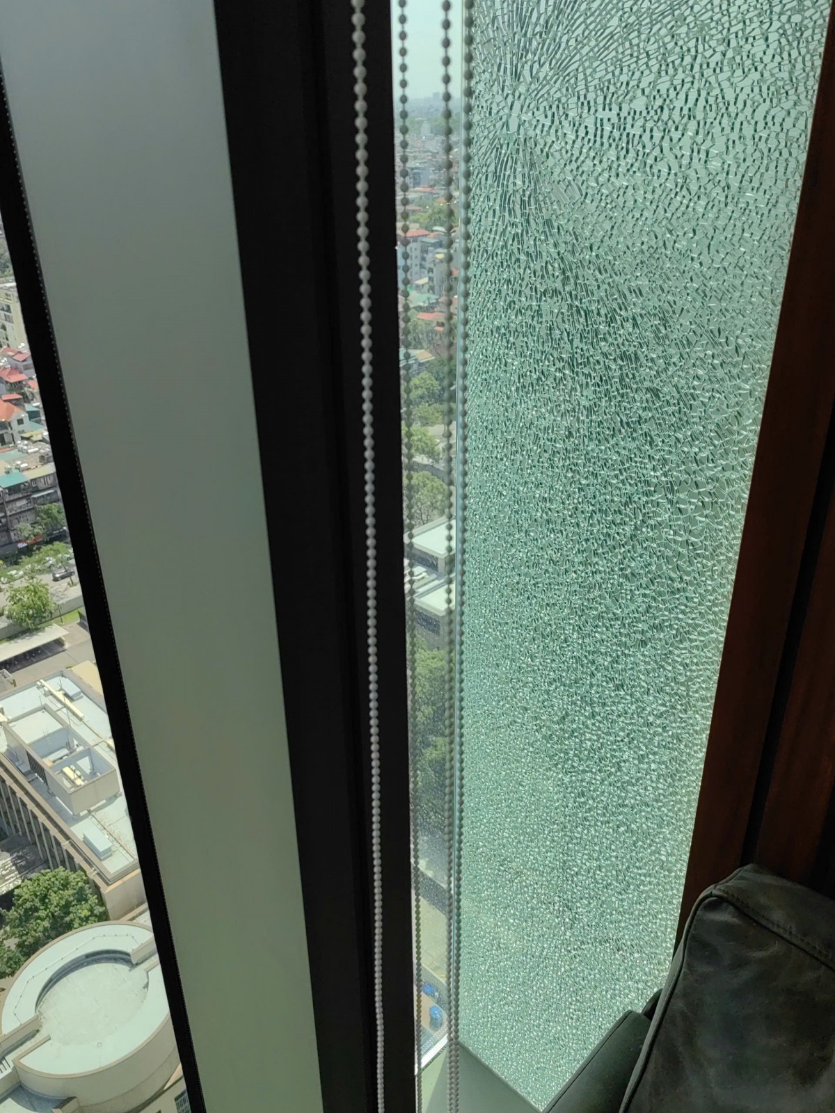 Kính vỡ tại tòa tháp Capital Place đắt giá nhất thủ đô