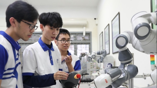 Tuyển sinh 2025: Trường Đại học Công nghệ - ĐHQGHN tăng gần 1.000 chỉ tiêu, ra mắt ngành vi mạch