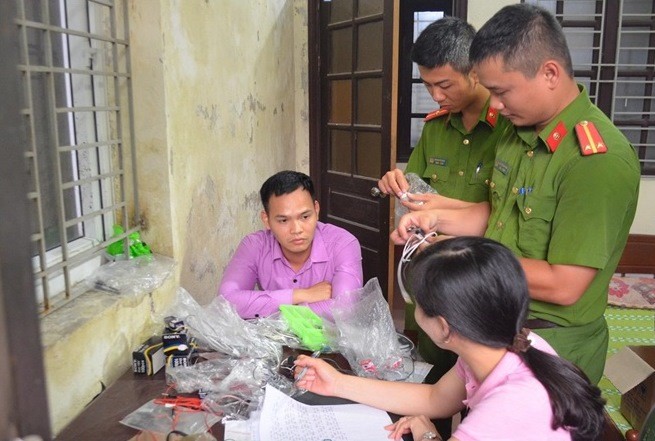 Công an TP Hải Phòng phát hiện một đường dây chuyên cung cấp thiết bị công nghệ gian lận thi cử. Ảnh: Công an Nhân dân.