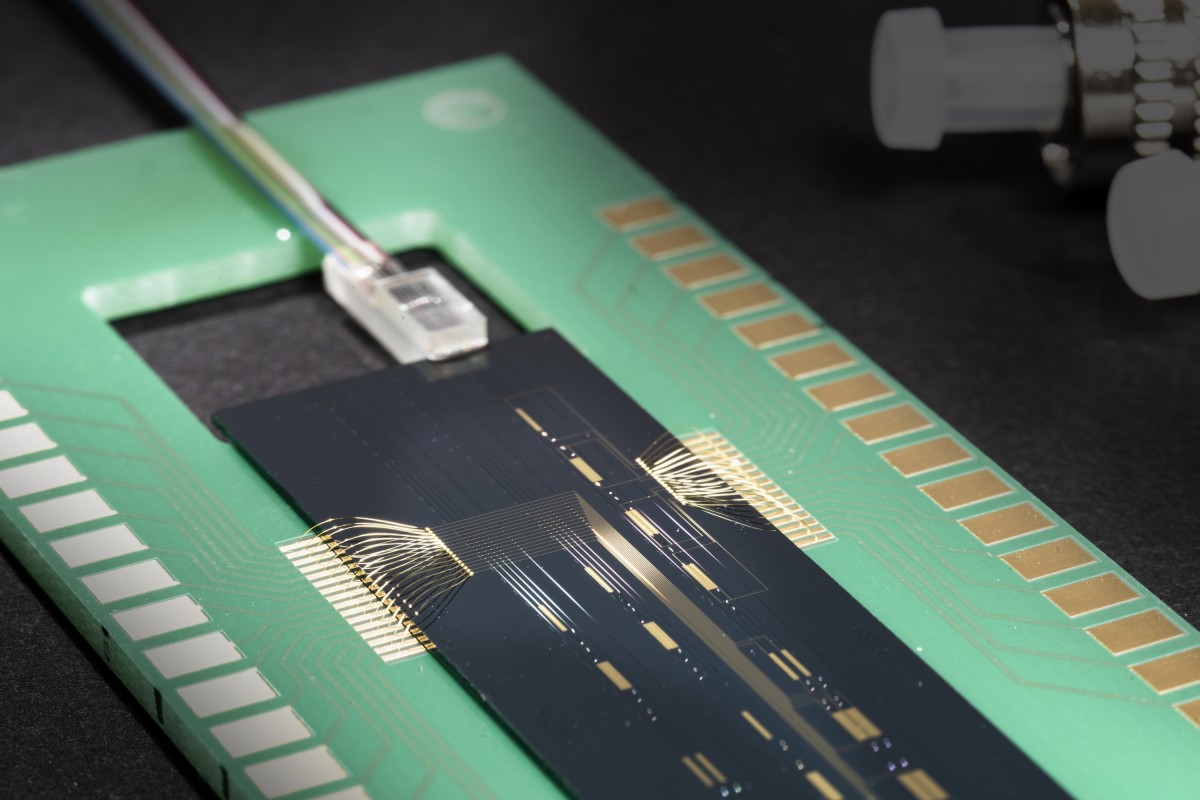 Nhóm nghiên cứu tại Fraunhofer IOF đã phát triển cả công nghệ kết nối quang và điện cho các mạch LNOI Nhóm nghiên cứu tại Fraunhofer IOF đã phát triển cả công nghệ kết nối quang và điện cho các mạch LNOI