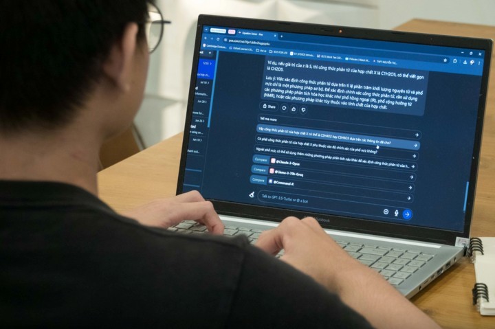 Học sinh dùng các ứng dụng AI hỗ trợ việc học Học sinh dùng các ứng dụng AI hỗ trợ việc học