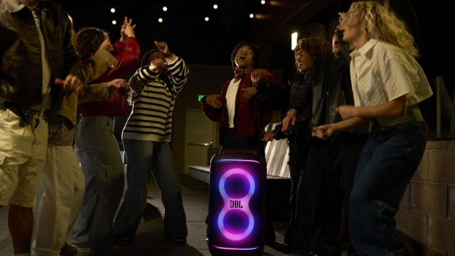 Loa tiệc siêu pin JBL PartyBox 520 chính thức ra mắt