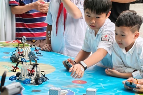 Học sinh trường tiểu học Tân Định (Hà Nội) trải nghiệm các món đồ chơi sáng tạo. 