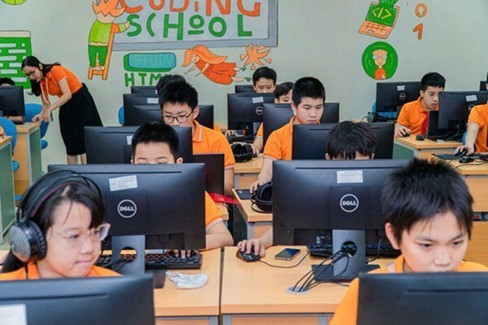 Học sinh đang học lập trình tại  cơ sở giảng dạy công nghệ - kỹ thuật