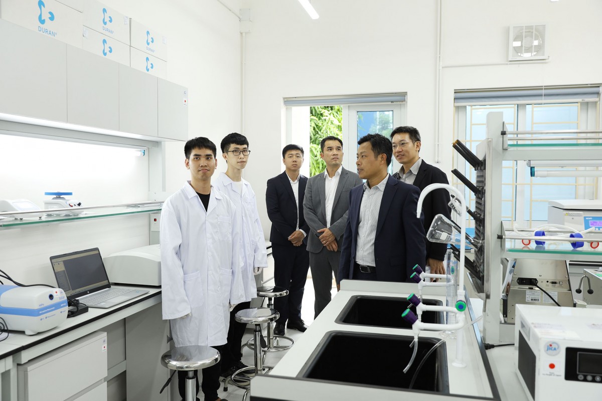 Giám đốc ĐHQGHN Lê Quân thăm quan phòng thí nghiệm của trường Đại học Việt Nhật. Nguồn: ĐHQGHN