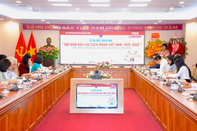 Ra mắt sách ảnh 