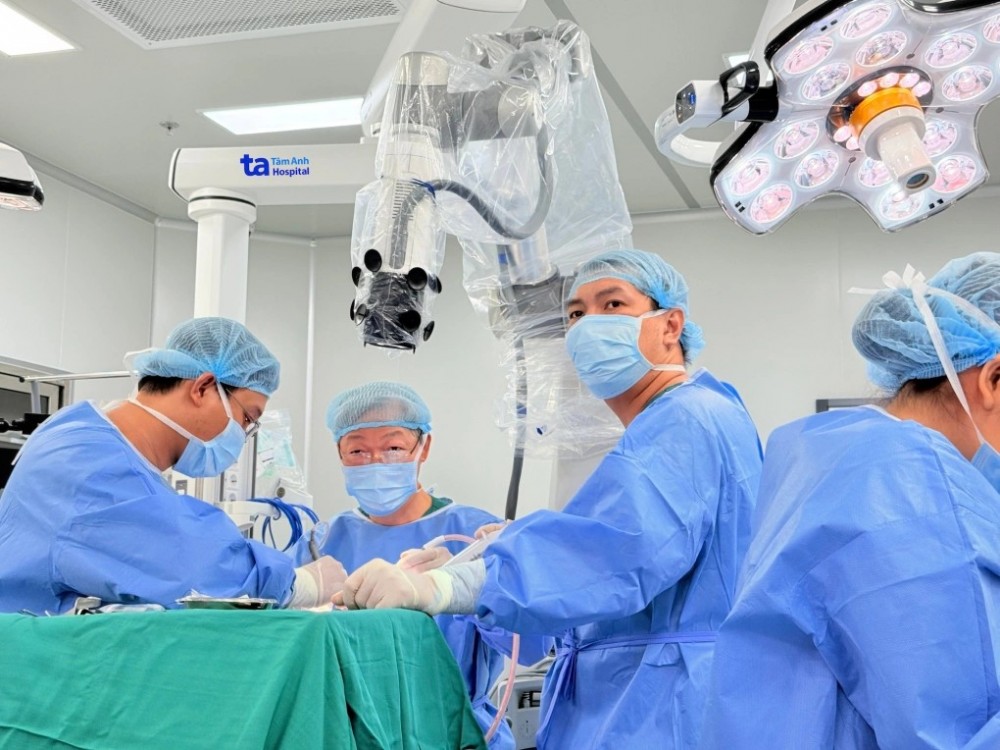 Bác sĩ dùng robot Modus V Synaptive tích hợp AI để loại bỏ khối u não Bác sĩ dùng robot Modus V Synaptive tích hợp AI để loại bỏ khối u não