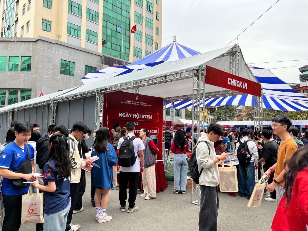 Các bạn học sinh cùng cha mẹ tham gia ngày hổi tuyển sinh tại Học viện. Ảnh: Fanpage Học viện Các bạn học sinh cùng cha mẹ tham gia ngày hổi tuyển sinh tại Học viện. Ảnh: Fanpage Học viện