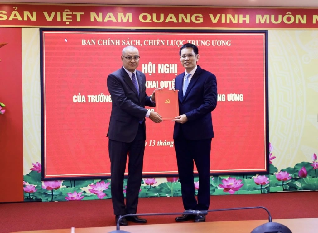 Ông Phạm Đại Dương, Phó trưởng Ban Chính sách, chiến lược Trung ương trao Quyết định cho ông Nguyễn Hồng Hiển. Ảnh: Ban Chính sách, chiến lược Trung ương