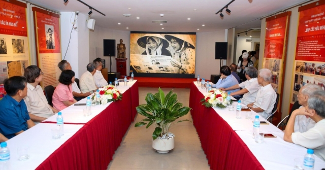 Ra mắt phim tài liệu 
