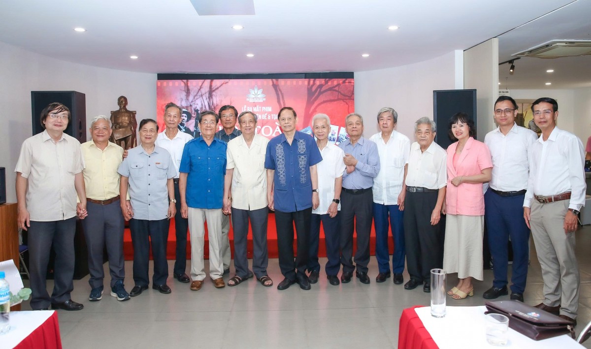 Ra mắt phim tài liệu 'Kim Toàn, Nhà báo, chiến sĩ' Ra mắt phim tài liệu 'Kim Toàn, Nhà báo, chiến sĩ'