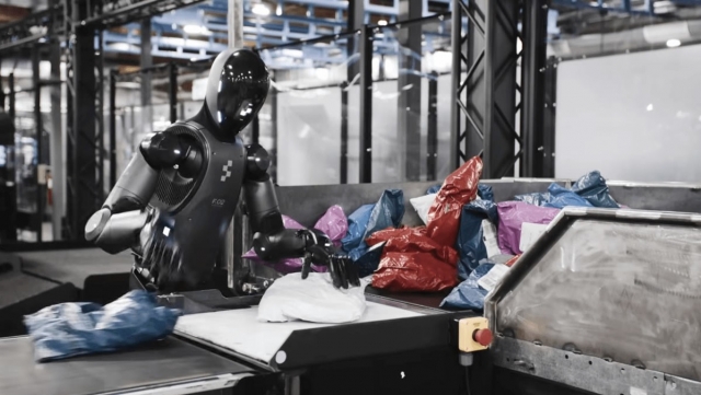 robot hinh nguoi helix dat toc do xu ly goi hang gan bang con nguoi
