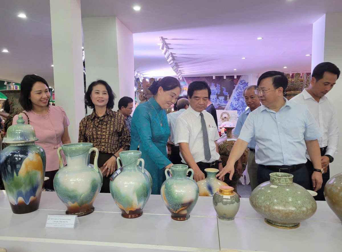 Khai mạc Triển lãm chuyên đề Gốm sứ - Sơn son thếp vàng Hà Nội 2025