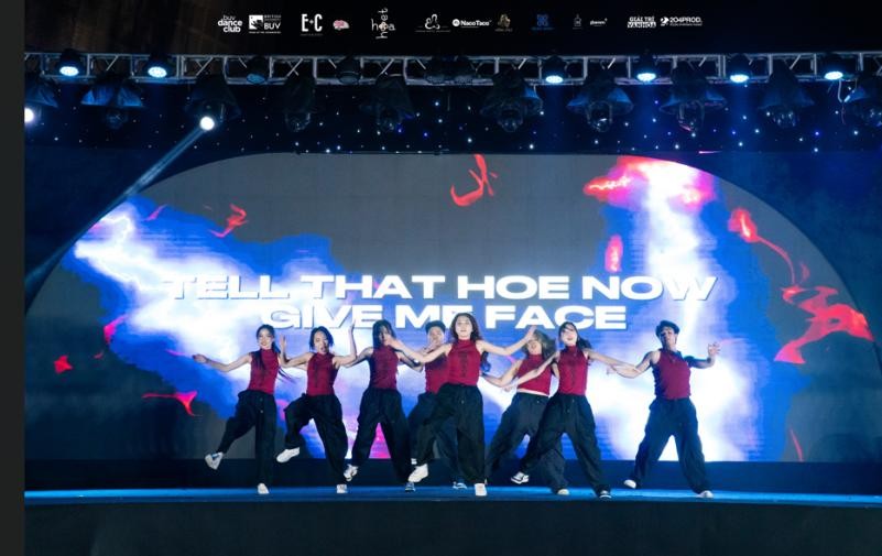 Sinh viên BUV cháy hết mình với vũ đạo đa vũ trụ tại The Universe Showcase