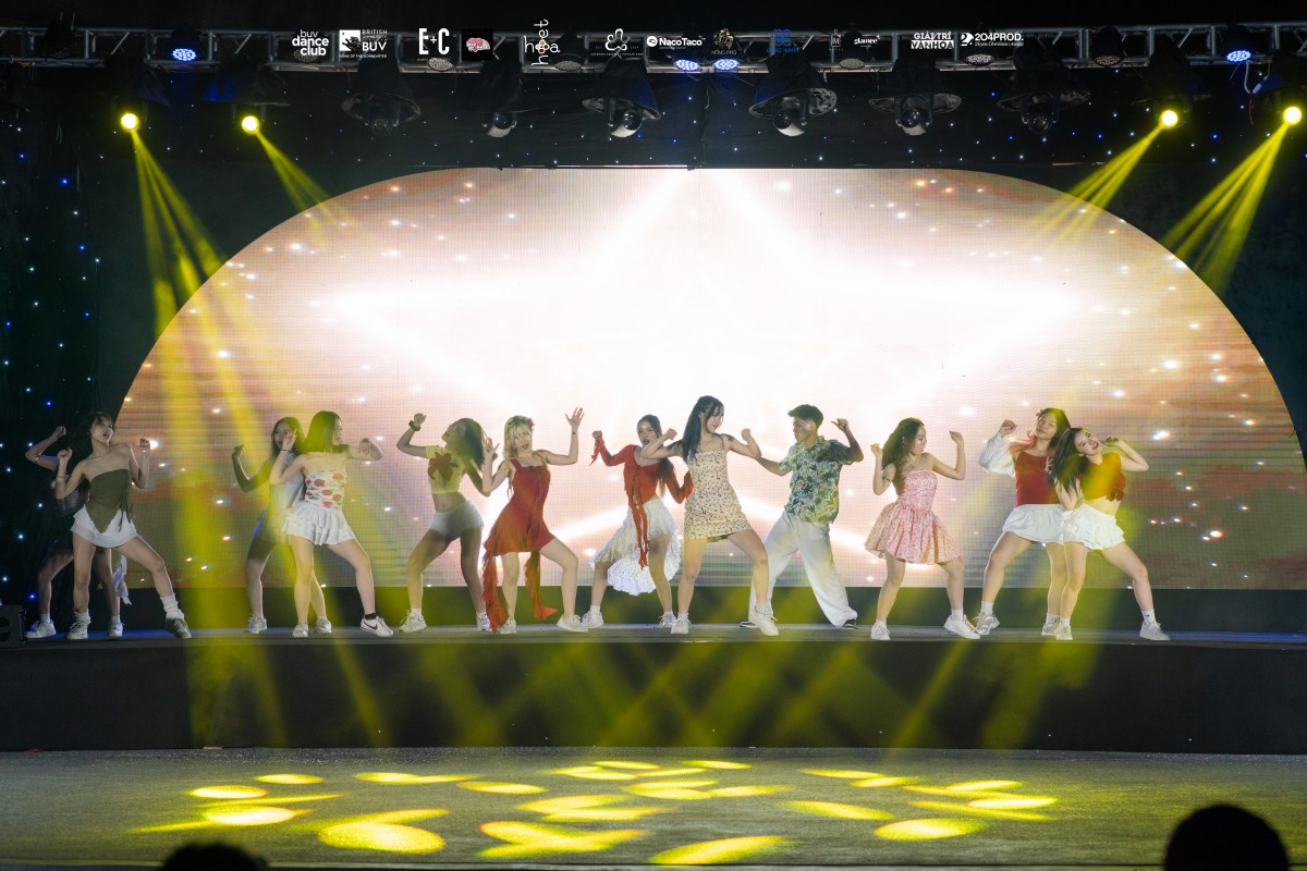 Sinh viên BUV cháy hết mình với vũ đạo đa vũ trụ tại The Universe Showcase