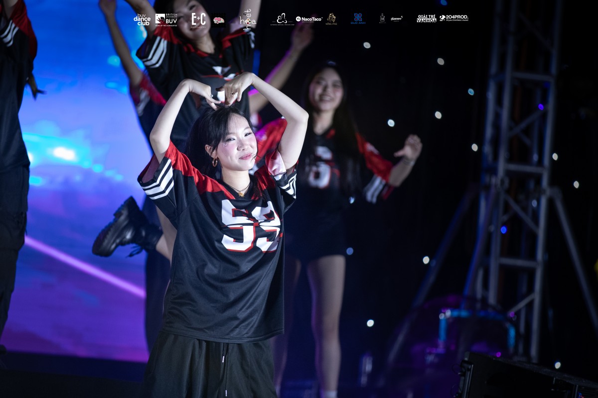 Sinh viên BUV cháy hết mình với vũ đạo đa vũ trụ tại The Universe Showcase