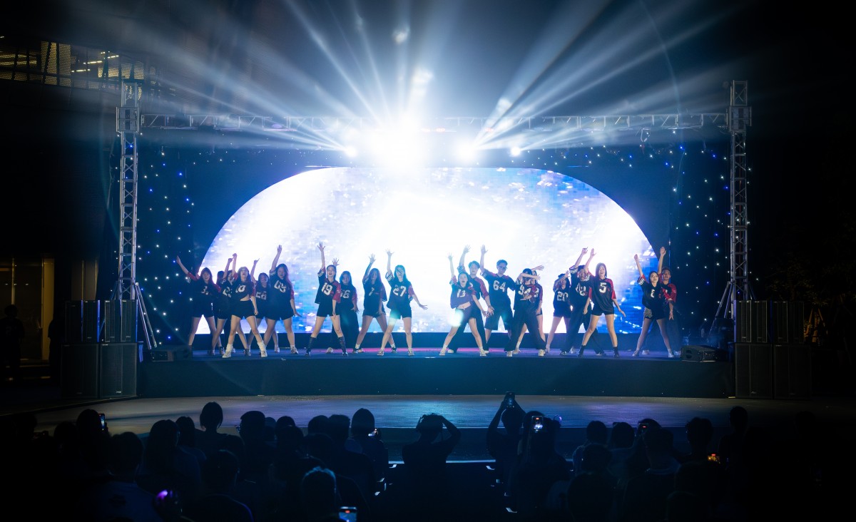 Sinh viên BUV cháy hết mình với vũ đạo đa vũ trụ tại The Universe Showcase