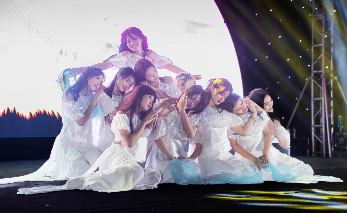 Sinh viên BUV cháy hết mình với vũ đạo đa vũ trụ tại The Universe Showcase