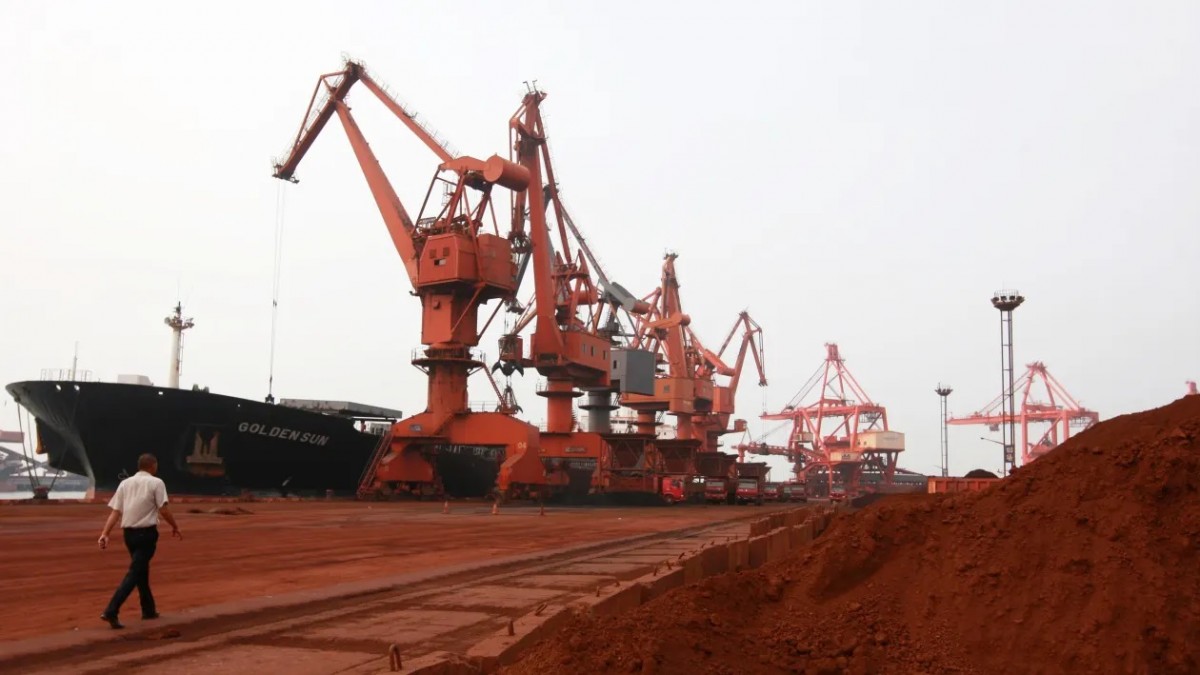 Bên cạnh việc dự trữ, tái chế và thúc đẩy các công nghệ thay thế, Nhật Bản đã đầu tư mạnh vào các dự án đất hiếm ngoài Trung Quốc. Bên cạnh việc dự trữ, tái chế và thúc đẩy các công nghệ thay thế, Nhật Bản đã đầu tư mạnh vào các dự án đất hiếm ngoài Trung Quốc.