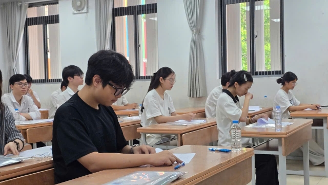Ngày đầu Kỳ thi tốt nghiệp THPT 2025: Trò vững vàng, cha mẹ hồi hộp