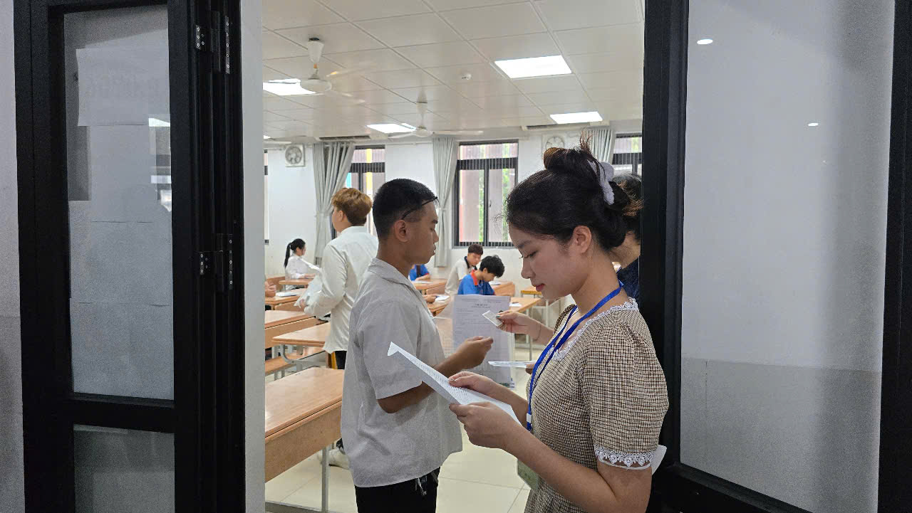 Ngày đầu Kỳ thi tốt nghiệp THPT 2025: Trò vững vàng, cha mẹ hồi hộp- Ảnh 1.