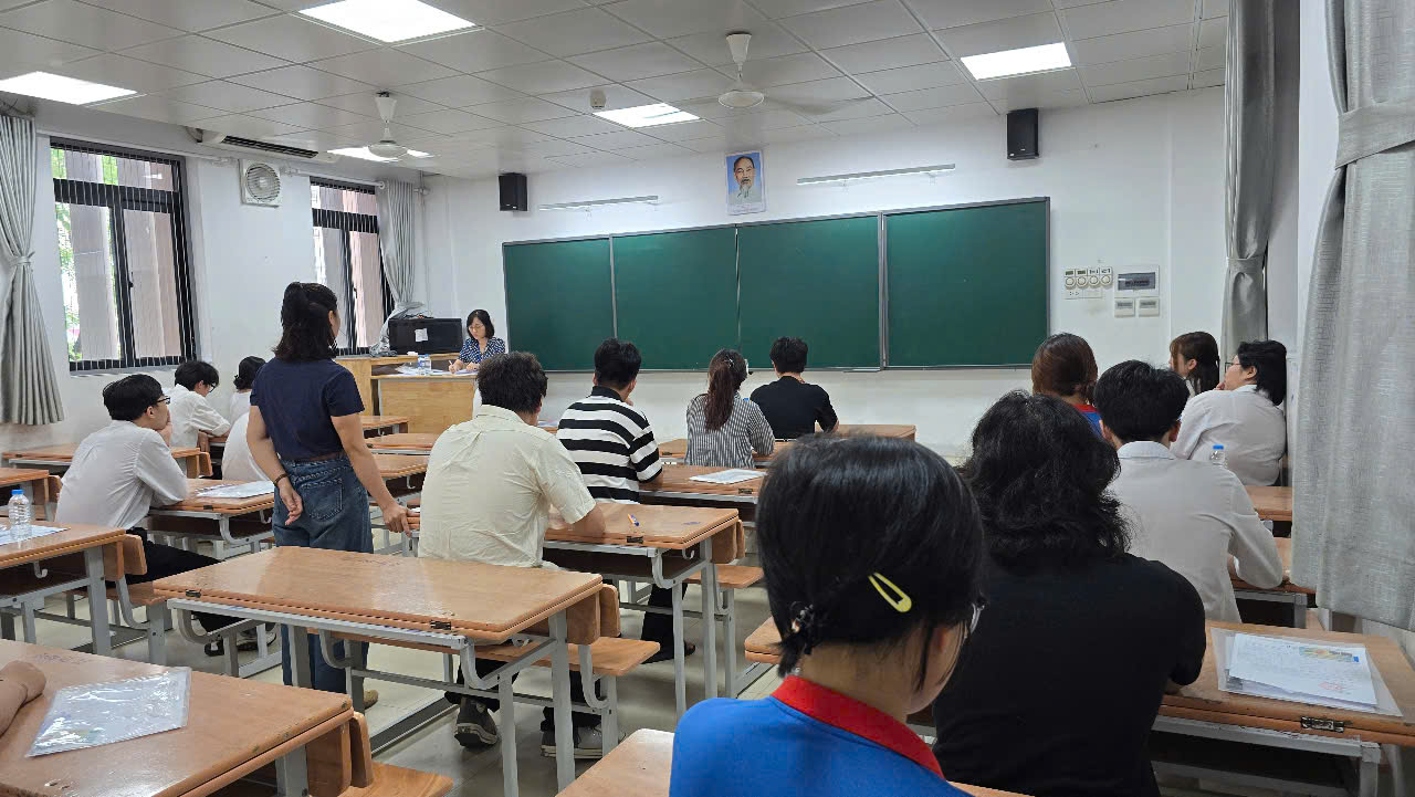 Ngày đầu Kỳ thi tốt nghiệp THPT 2025: Trò vững vàng, cha mẹ hồi hộp- Ảnh 3.